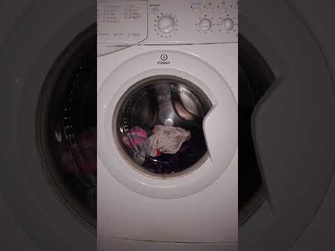 Видео: Стирка цветных вещей по просьбе @123kir-v1o /indesit iwuc 4105/хлопок: бережная стирка/40/700