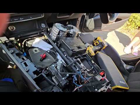 Видео: Снятие центральной консоли Ауди а4 б9, А5 ф5. Audi A4 b9, A5 F5, q7 central console dismantling.