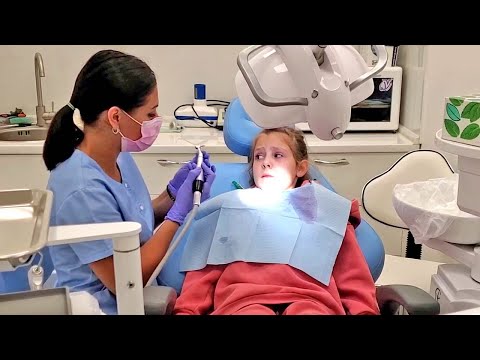 Видео: С детьми у стоматолога 🦷 Лечим зубы!
