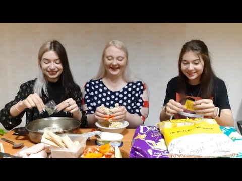 Видео: Мукбанг студентов. Роллтон, чипсы. Много шума и смеха. Атака ос .🤣🤣🤣