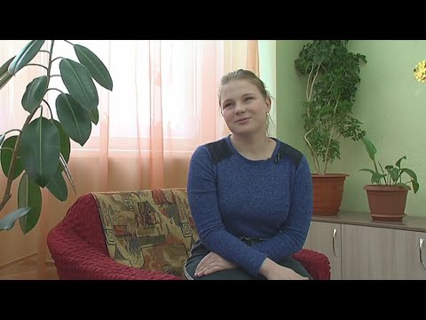 Видео: Она любит петь и учиться: Лера - в рубрике "Жду маму"