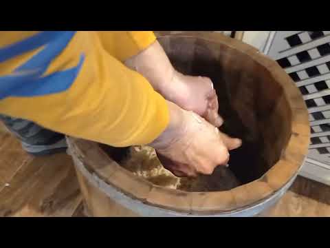 Видео: Квасим капусту в дубовой бочке