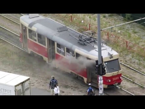 Видео: Горел трамвай восьмой номер (18 07 2013 Киев, Позняки)