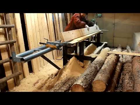 Видео: Самодельная шинная пилорама. Смазка цепи. Распил бревен.