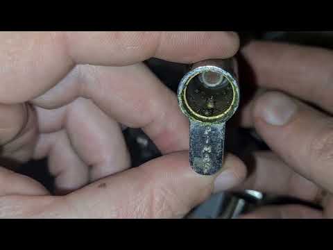 Видео: Нужно ли смазывать замок и чем именно