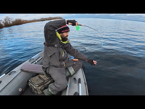Видео: !!! УЖАС !!! Став над ЛОГОВОМ САЗАНА і ПОЧАЛОСЬ, Рве мормишки, тягне в камні \ Рибалка ТОП