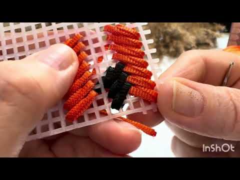 Видео: Мк видео урок нового узора вышитого на пластиковой канве ленточным шнуром #fashion 