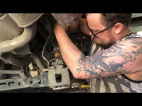 Видео: Замена задних тормозных колодок и ротора Dodge Grand Caravan 2017 года