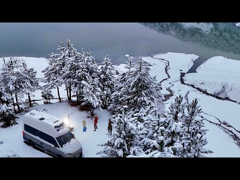 Видео: РОСКОШНЫЙ КЕМПИНГ-КАРАВАН ПОД СИЛЬНЫМ СНЕГОМ