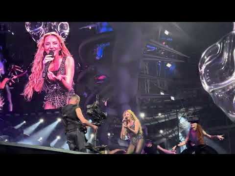 Видео: Anna Asti – Бумеранг (Live, Шоу «Царица», Санкт-Петербург, 2025)