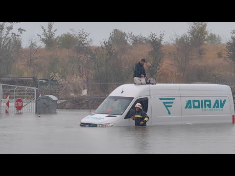 Видео: Пожарната в Русе спаси мъж, качен върху покрива на потънал във водата бус