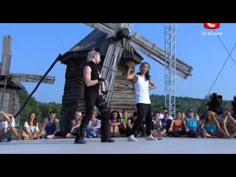 Видео: Танцуют все 5 Волков и Хван