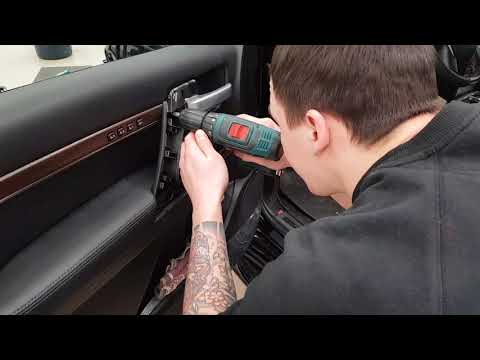 Видео: Toyota LC200 2017 демонтаж карты двери.