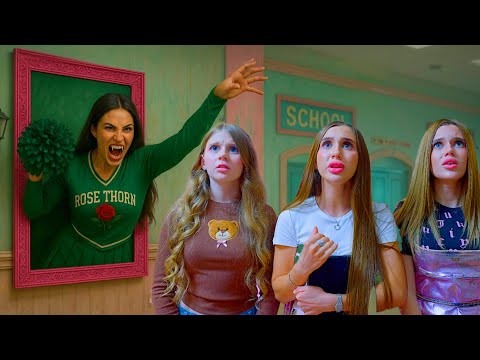 Видео: УЧЕНИКИ ПРИЗРАКИ!! ВАМПИРША ИЗ КАРТИНЫ - ОНА ХОТЕЛА УКУСИТЬ НАС!!