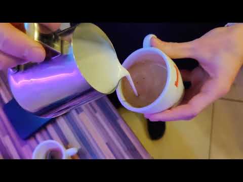 Видео: Как взбить молоко и приготовить капучино