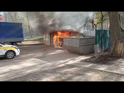 Видео: пожар на мусорной зоне во дворе дома