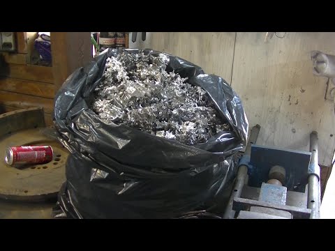 Видео: Расплавил огромную кучу алюминиевой жести Стоит ли плавить банки