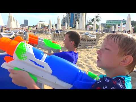 Видео: ДВА МЕДВЕДЯ И ЗАМОК ИЗ ПЕСКА. НЕРФ  НА МОРЕ. БРОС ШОУ