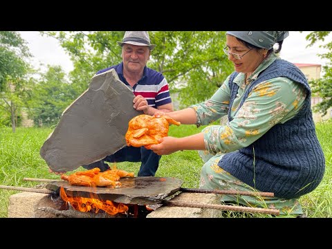 Видео: Можно ли жарить целых цыплят между двумя большими камнями? Расслабляющее видео