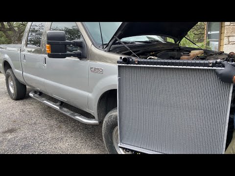 Видео: Как установить новый радиатор в грузовик F250 2001 года выпуска