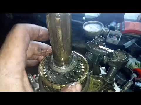 Видео: Заклинившая на 5-й КПП Лада-нива. Ч-1 Разбор и дефектовка.