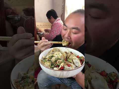 Видео: На самом деле, еда этого парня показалась мне слишком ужасным испытанием.  18