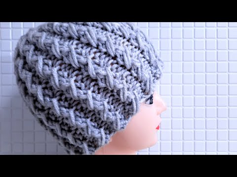 Видео: Шапка женская спицами. Мастер класс