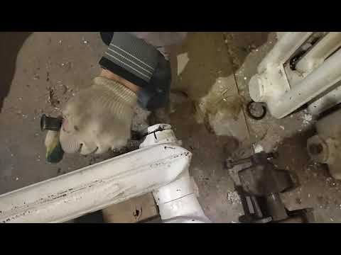 Видео: как открутить пробку у чугунной батареи без инструмента ;)