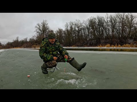 Видео: ЗИМНЯЯ РЫБАЛКА В СНЕГОПАД в конце декабря на речке!