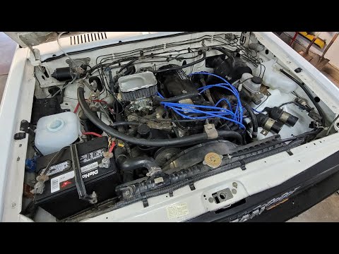 Видео: Повышение производительности: удаление ненужных выбросов и вакуумных магистралей на Nissan 720