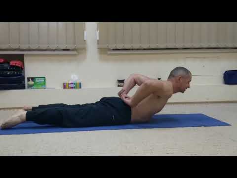 Видео: Кобра. Ардха Бхуджангасана и Бхуджангасана.