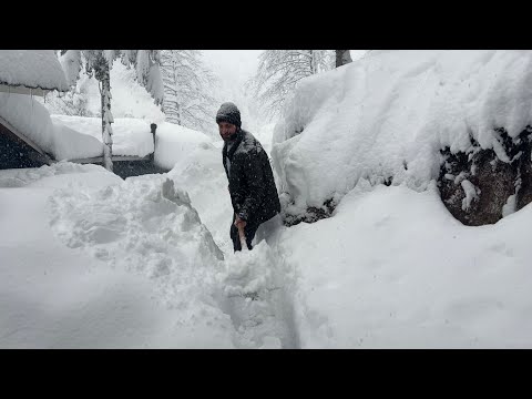 Видео: Два часа реальной жизни в отдаленной заснеженной деревне | Полный фильм