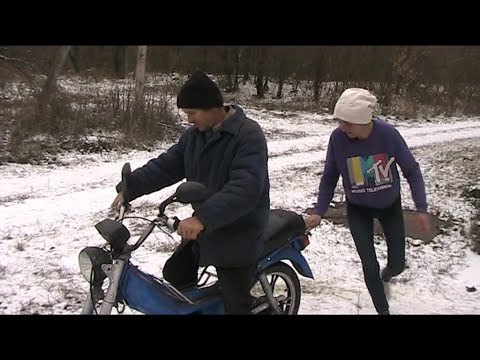 Видео: С  МУЖЕМ  В  СЕЛЕ  ЕДЕМ  ЗИМОЙ  НА  МОПЕДЕ  ПОДСТРИГАТЬСЯ.