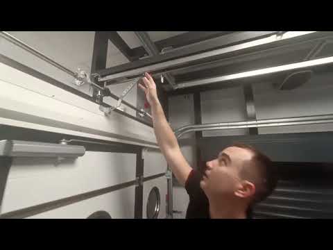 Видео: Аварийное открытие секционных ворот Алютех