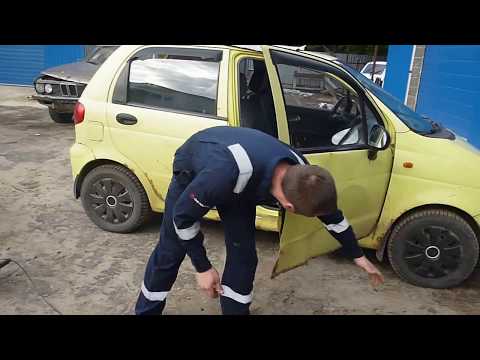 Видео: Когда с двери дует ветер, ремонт, дешево но сердито.