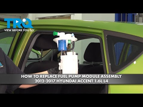 Видео: Как заменить модуль топливного насоса в сборе на Hyundai Accent 1.6L L4 2012-2017