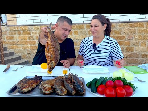 Видео: Наловили ГИГАНТСКИХ КАРАСЕЙ и Приготовили Вкусный Хрустящий Ужин на Сковороде на Костре!