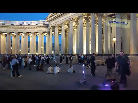 Видео: #песниподгитару около #казанскийсобор #ночь  #спб piter.su