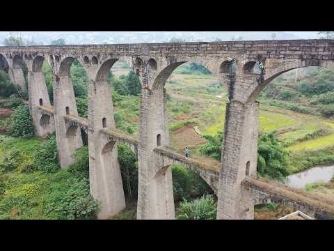 Видео: Двухъярусный мост: вода на верхнем уровне и пешеходы на нижнем уровне.
