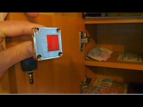 Видео: 💲Как установить мебельный замок в дверку шкафчика. Установка, Врезка мебельного замка фрезой 20 мм.