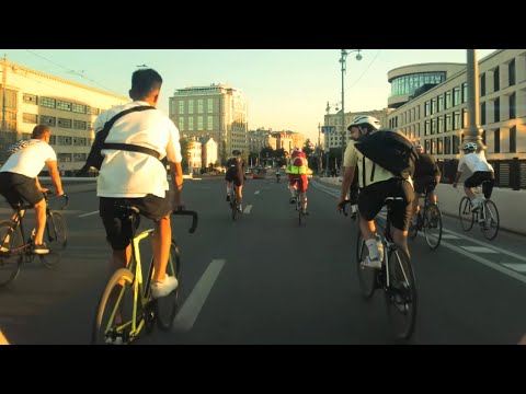 Видео: Среда Обитания в Москве | Сотни велосипедистов в Парке Горького