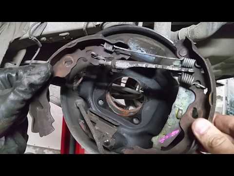 Видео: Toyota Yaris 2004 год . Замена  заднего подшипника ,ступицы.Замена задних барабанных колодок .