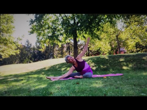 Видео: Йога без возраста. Улучшаем наклоны вперед, улучшаем гибкость и подвижность. 50+     60+