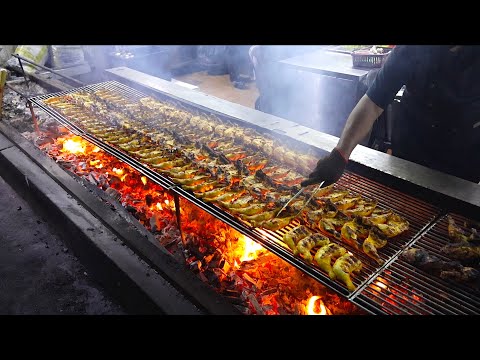 Видео: Удивительный процесс приготовления курицы-гриль и липкого риса из бамбука в Малайзии