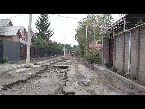 Видео: Алматыда жауыннан асфальт опырылып, көліктер шұңқырға құлады.