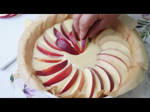 Видео: Если у вас дома есть яблоки, приготовьте этот необычный пирог.  Просто, доступно и очень вкусно!