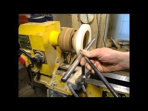 Видео: Декорирование трещин на вазе из дерева