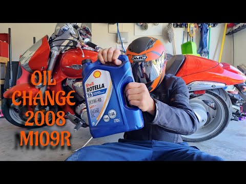 Видео: Замена масла в Suzuki Boulevard M109R 2008 года