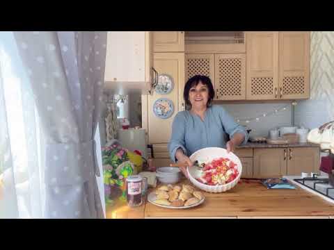 Видео: Приготовьте этот КРАБОВЫЙ салат/Чем угощаю гостей/Накрываю по быстрому стол.