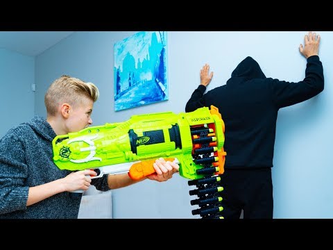 Видео: Одни дома...НЁРФ-БитвА??? Alone at home ... Who snuck up to us ???